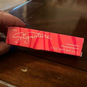 MK Signature Concealer